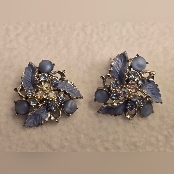 Vintage blue floral clip on earrings with sparkly sequences - Picture 3 of 6